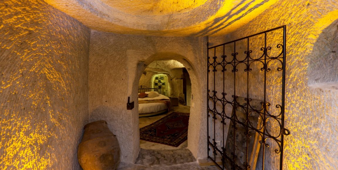 kegiatan seru cappadocia menginap di hotel gua di turki